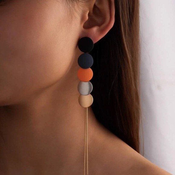 Jewelry - Mismatched color earrings